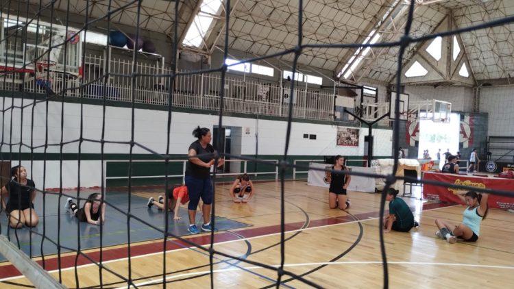 Alejandra y Milagros, las entrenadoras venezolanas del vóley de Almafuerte