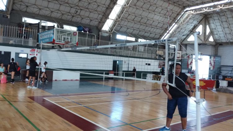 Alejandra y Milagros, las entrenadoras venezolanas del vóley de Almafuerte