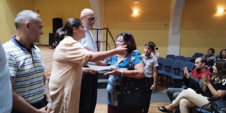 Entrega de certificados de libre deuda a beneficiarios de B° Cáritas