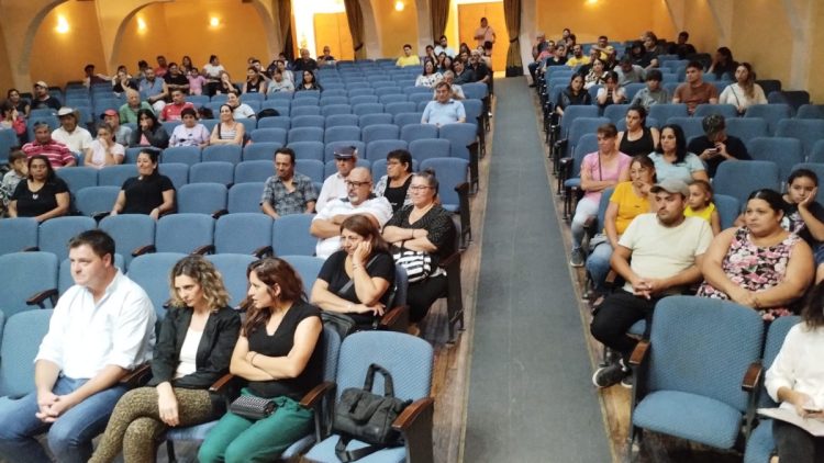 Entrega de certificados de libre deuda a beneficiarios de B° Cáritas