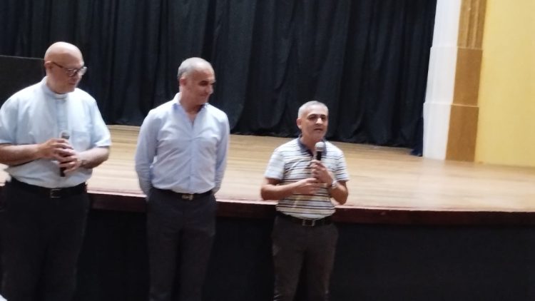 Entrega de certificados de libre deuda a beneficiarios de B° Cáritas