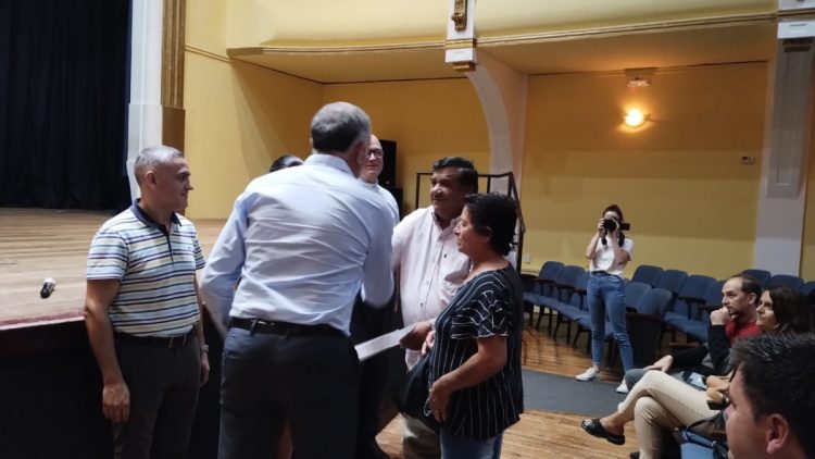 Entrega de certificados de libre deuda a beneficiarios de B° Cáritas