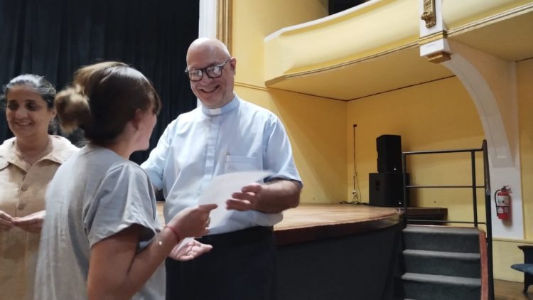 Entrega de certificados de libre deuda a beneficiarios de B° Cáritas