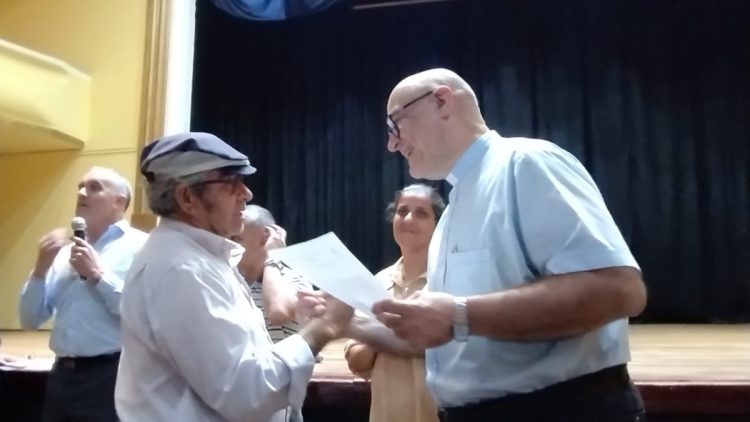 Entrega de certificados de libre deuda a beneficiarios de B° Cáritas