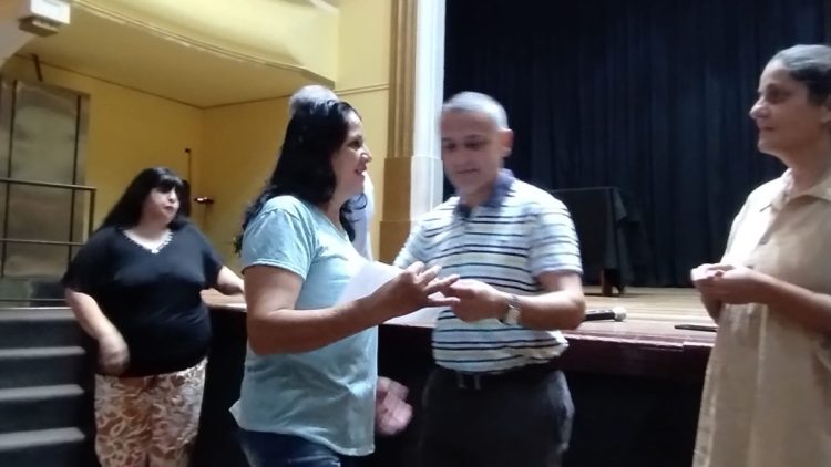 Entrega de certificados de libre deuda a beneficiarios de B° Cáritas