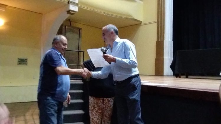 Entrega de certificados de libre deuda a beneficiarios de B° Cáritas