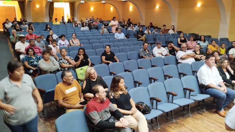 Entrega de certificados de libre deuda a beneficiarios de B° Cáritas