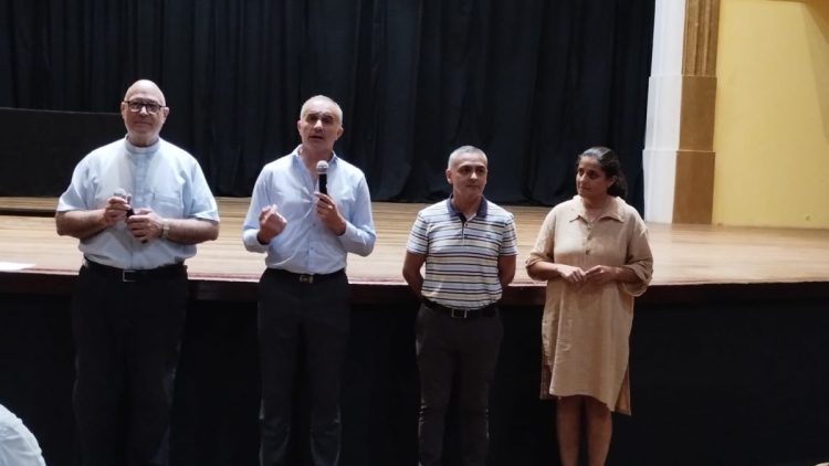 Entrega de certificados de libre deuda a beneficiarios de B° Cáritas