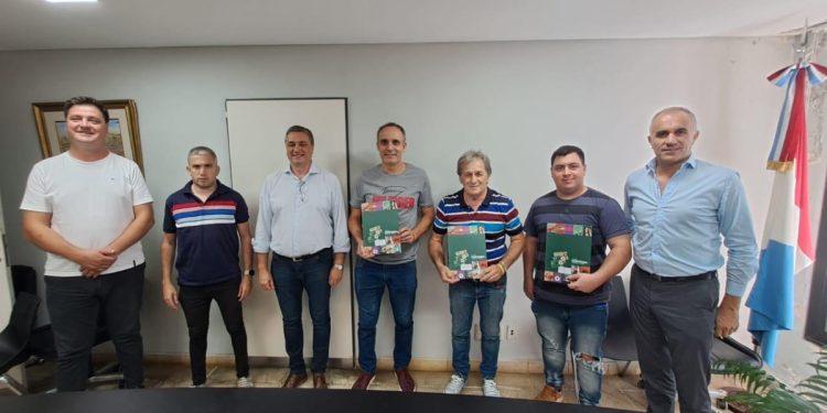 Entrega de subsidios a clubes locales