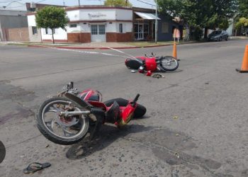Choque entre dos motos en calle Independencia