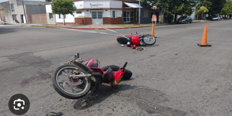 Choque entre dos motos en calle Independencia