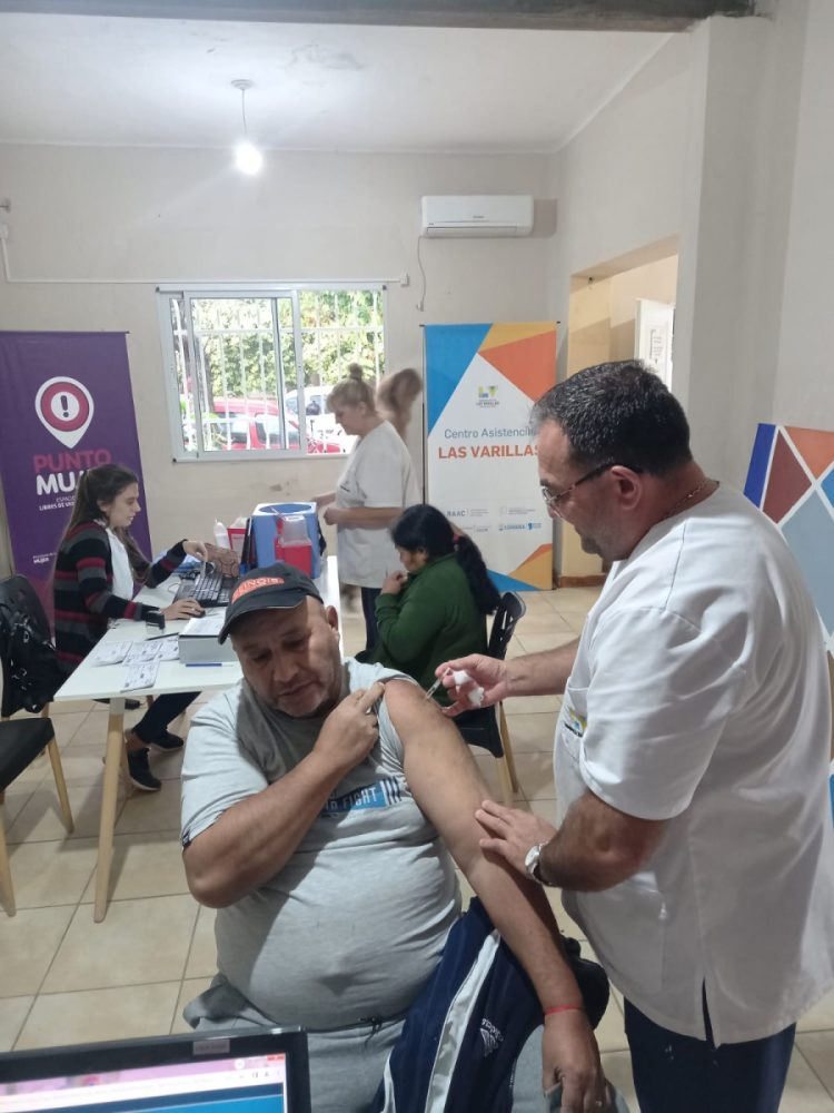 Más de 250 personas recibieron la vacuna antigripal