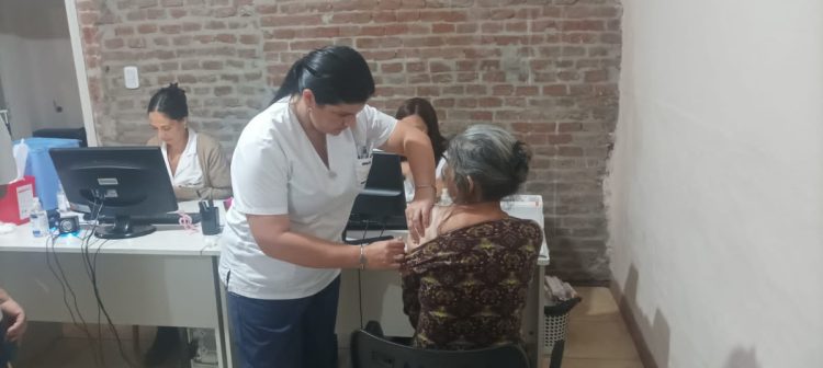 Más de 250 personas recibieron la vacuna antigripal
