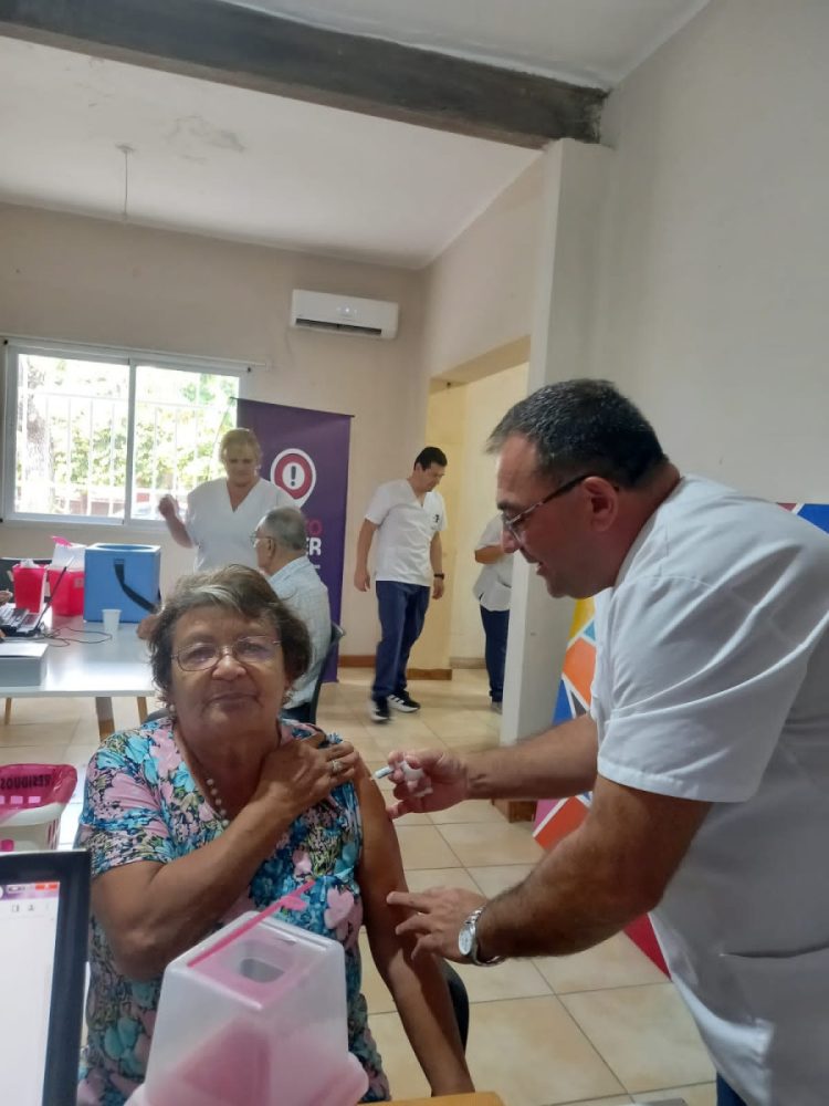 Más de doscientas personas recibieron la vacuna antigripal