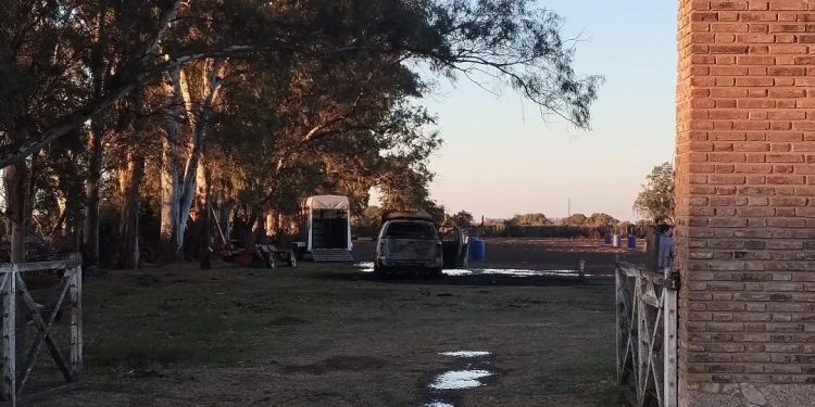 Incendio de una camioneta en la ex Feria Bonansea