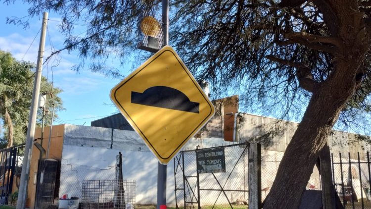 Instalaron señales incandescentes sobre lomos de burro