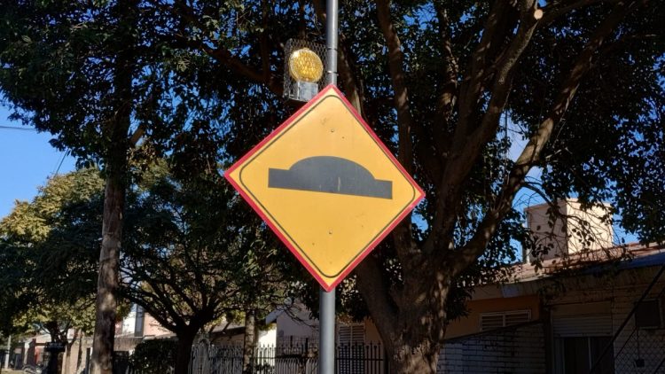 Instalaron señales incandescentes sobre lomos de burro