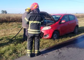 Incendio en un automóvil sobre Ruta Nacional 158