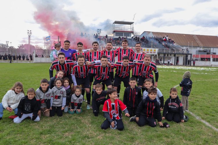Fútbol regional: Almafuerte  ganó el superclásico varillense y clasificó