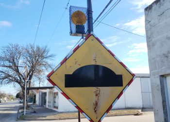 Instalaron señales incandescentes sobre lomos de burro