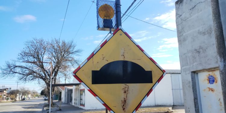 Instalaron señales incandescentes sobre lomos de burro