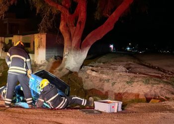 Bomberos extrajeron vehículo que cayó a un canal de desagüe