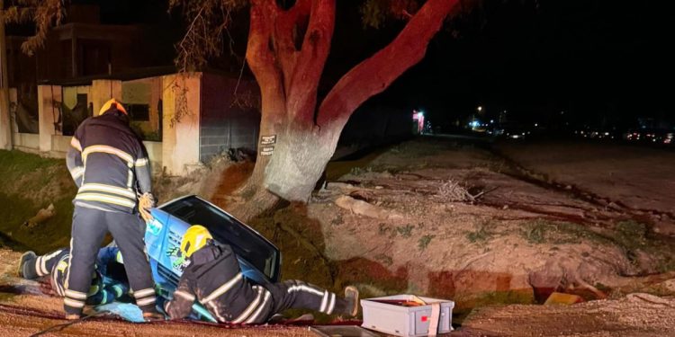 Bomberos extrajeron vehículo que cayó a un canal de desagüe