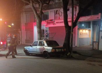 Sofocaron incendio de basura en el patio de una vivienda