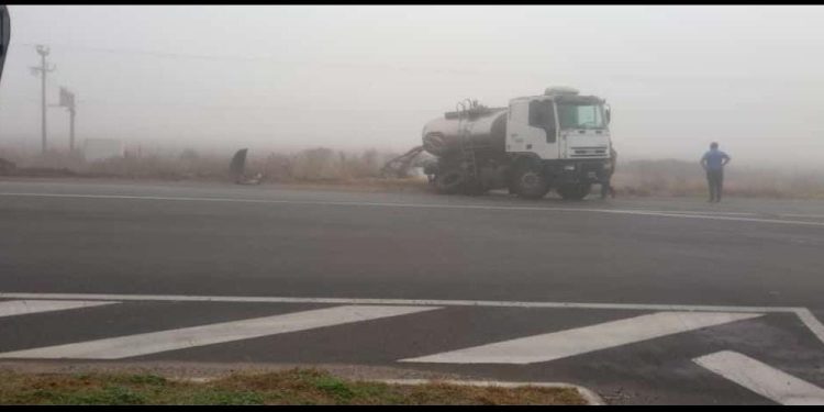 Intensa niebla habría provocado choque de camiones