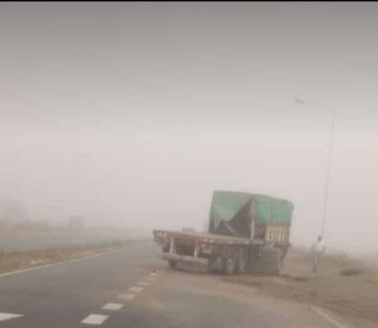 Intensa niebla habría provocado choque de camiones