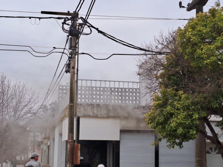 Bomberos sofocaron incendio de comercio en Las Varas