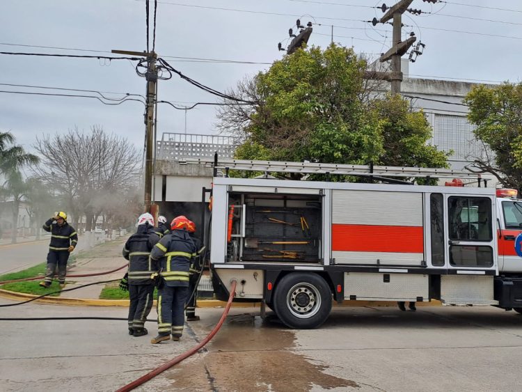 Bomberos sofocaron incendio de comercio en Las Varas