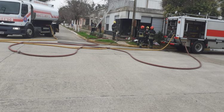 Bomberos sofocaron incendio de comercio en Las Varas