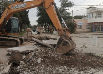 La Municipalidad realiza trabajos de reparación de calzada en Mariano Moreno y Malvinas