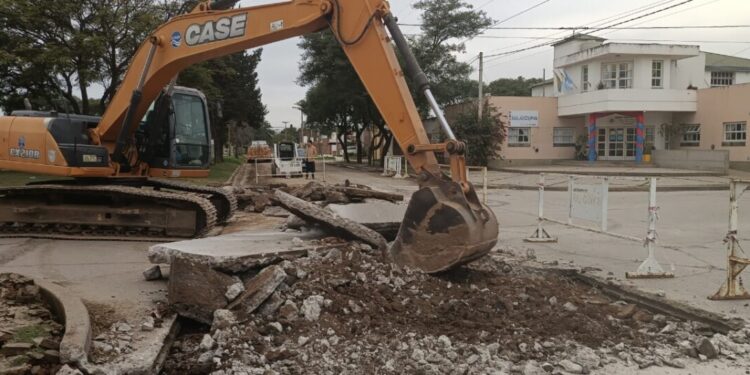 La Municipalidad realiza trabajos de reparación de calzada en Mariano Moreno y Malvinas