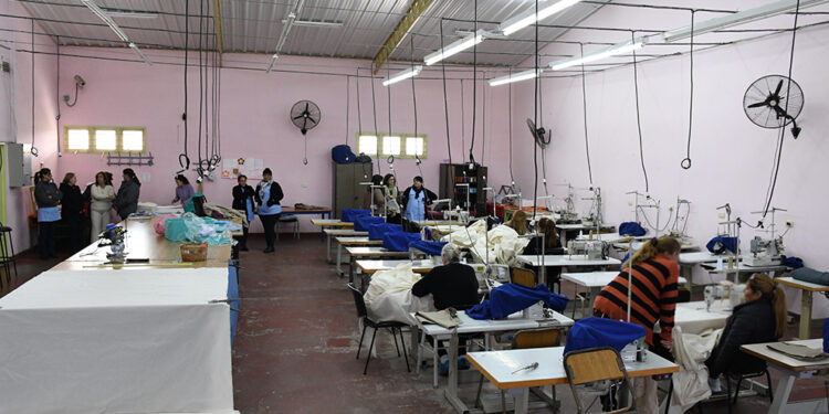 Internos de establecimientos penitenciarios de Córdoba confeccionan sábanas para hospitales de la provincia