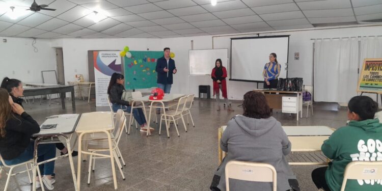 El DeCOL inició capacitación en SOFTGEL Y NAIL ART