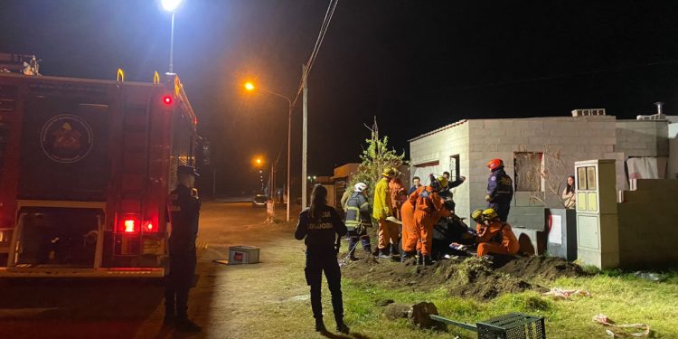 Rescataron  un animal que había caído a una zanja