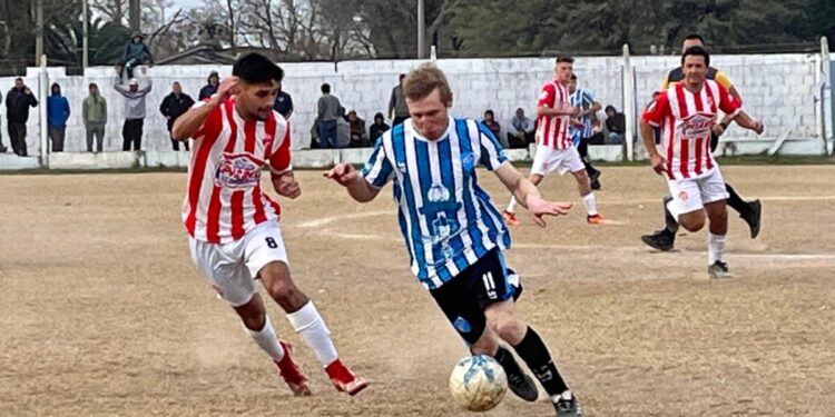 Fútbol regional: Alianza Carrilobo no afloja. Ganó Mitre y empató el Globo