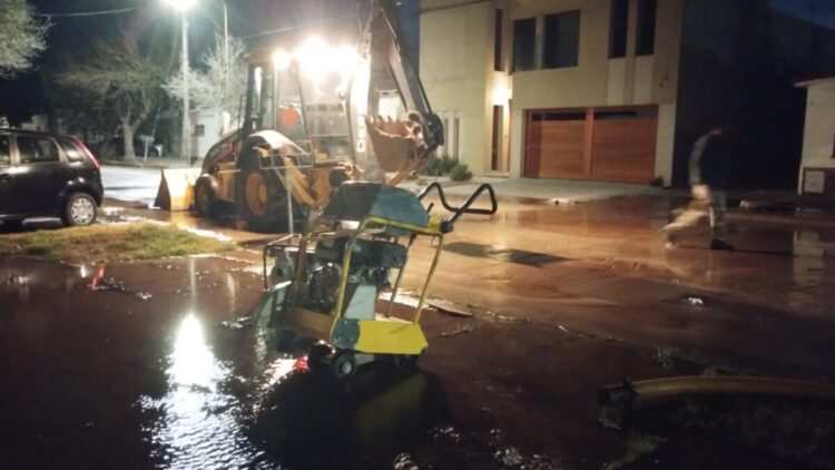 Repararon importante pérdida de agua en calle Córdoba