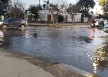 Repararon importante pérdida de agua en calle Córdoba