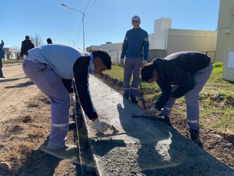 El B° Raúl Alfonsín ya cuenta con más de 6 mil metros lineales de cordón cuneta