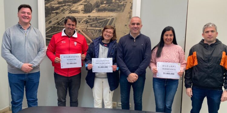 La Municipalidad entregó aporte económico a clubes de la ciudad