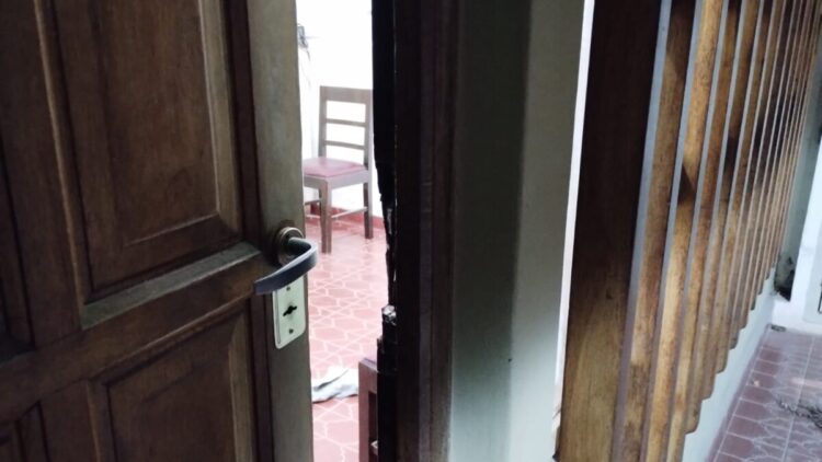 Adelanto: destrozaron la puerta del edificio de Tribunales