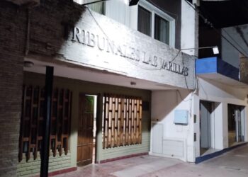 Adelanto: destrozaron la puerta del edificio de Tribunales