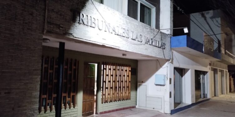 Adelanto: destrozaron la puerta del edificio de Tribunales