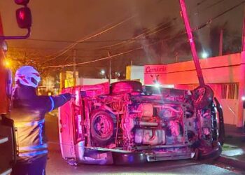 Vuelco de camioneta en calle Italia
