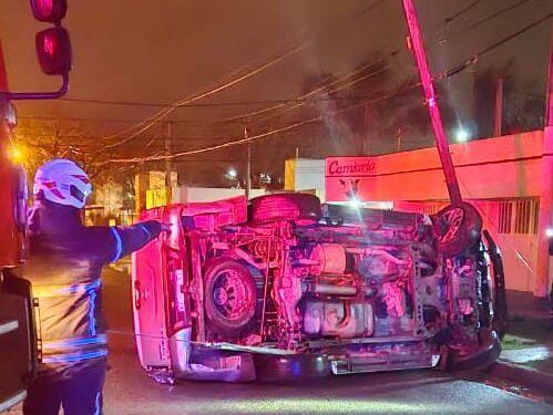 Vuelco de camioneta en calle Italia