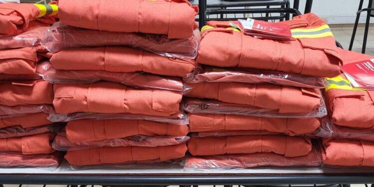 Bomberos compraron 16 trajes para incendios forestales
