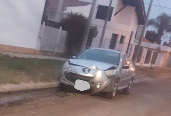 Chocó contra un árbol, en barrio 2 de Abril